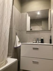 Foto dalla galleria di Only for ladies!! Comfortable shared homestay, Nice west cosy flat with balcony, near airport, train, beach, public transport, supermarket a Nizza