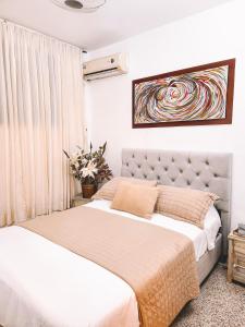 um quarto com duas camas e um quadro na parede em Hotel Radoa em El Banco