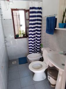 a bathroom with a toilet and a sink at Departamento con terraza in Corrientes