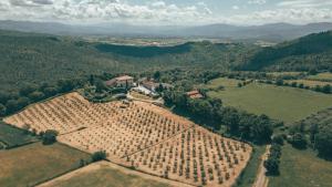 une vue aérienne sur une ferme située dans un champ dans l'établissement Villa Erbaia Relais de Charme, à Barberino di Mugello