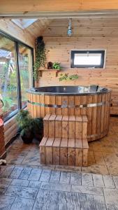 a room with a jacuzzi in a log cabin at Magura Raraului in Câmpulung Moldovenesc