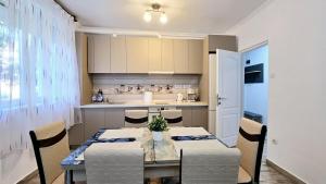 a dining room with a table and chairs in a kitchen at Apartament 3 Cam Hd in Hunedoara