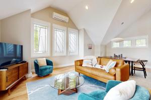 EdgecombEdgecomb Riverhouse的客厅里有一张沙发和一张桌子。