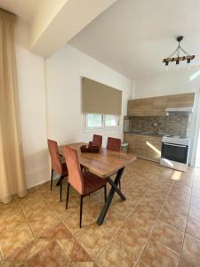 Un comedor con mesa y sillas de madera. en VILLA LIA-SKIATHOS-PRIVATE POOL-, en Skiathos