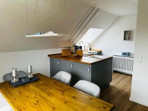 Kuchyň nebo kuchyňský kout v ubytování Große deluxe Ferienwohnung mit Balkon, 2 SZ und nur 300m zum Strand + 13 fotografií