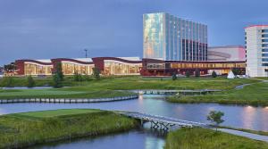 un resort con ponte sul fiume e un edificio di Mystic Lake Casino Hotel a Prior Lake