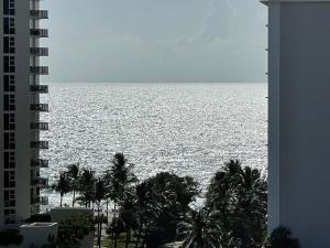 una vista dell'oceano da un edificio di Amazing Ocean View! 10 floor Parking included a Sunny Isles Beach