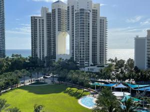 una vista di un resort con un parco e degli edifici di Amazing Ocean View! 10 floor Parking included a Sunny Isles Beach