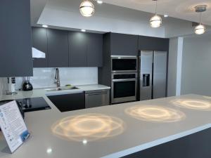 Cucina o angolo cottura di Amazing Ocean View! 10 floor Parking included