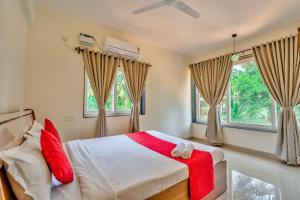Tempat tidur dalam kamar di Golden Sun Ray's Villas