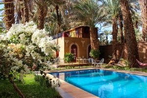 Bazén v ubytování Riad Soleil du Monde nebo v jeho okolí