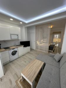 una sala de estar con un sofá y una mesa en Apartamento Andalucía 33 Derecha, en Málaga
