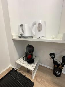 una cocina con una estantería con una licuadora. en Apartamento Andalucía 33 Derecha, en Málaga 16 fotos más