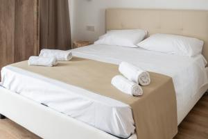 En eller flere senge i et værelse på Bellavista Kamarina Resort