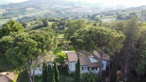 una vista aérea de una villa con árboles en la villa del nonno, en Montefelcino