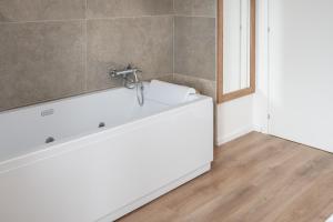 Et badeværelse på Bellavista Kamarina Resort