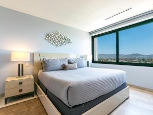 Un dormitorio con una cama y una ventana grande. en Dream At Cardinal Living, en Cabo San Lucas 39 fotos más