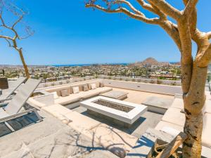 una vista desde la parte superior de un edificio con un árbol en Dream At Cardinal Living, en Cabo San Lucas