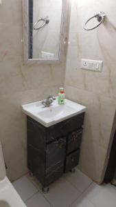 Bathroom sa Sector143 near Advant Office-2BHK-Society-Spacious-Party,Couple,Family,WFO employes and NRI friendly Place with Kitchen ,living room ,Near Candor TechSpace,Advant IT park and Oxygen144 Center