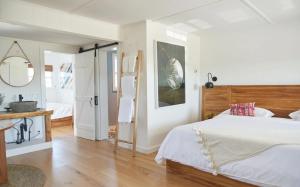 Schlafzimmer mit einem großen Bett mit einem Kopfteil aus Holz in der Unterkunft Hero Beach Club in Montauk
