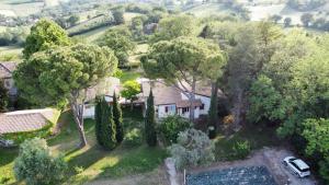 una vista aérea de una casa con árboles y una piscina en la villa del nonno, en Montefelcino