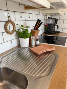 - un comptoir de cuisine avec évier en acier inoxydable dans l'établissement Eget hus i Vittjärv, à Boden
