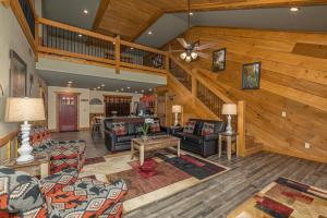 Zona d'estar a BearVue Point by Eden Crest
