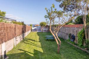 Imagen de la galería de Vivienda con jardin y acceso a pequeña playa, en O Grove