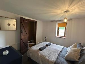 - une chambre dotée d'un lit avec un objet noir dans l'établissement Mandarin Cottage- quirky upside down retreat - Norfolk, à Mileham