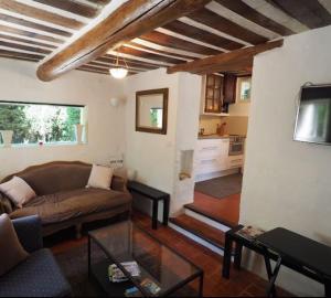 a living room with a couch and a table at B&B Le Jardin in Vaison-la-Romaine
