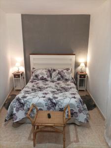 ein Schlafzimmer mit einem Bett und zwei Tischen mit Lampen in der Unterkunft Apartamento Belobodia in Cáceres