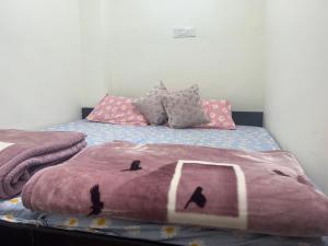 Ένα ή περισσότερα κρεβάτια σε δωμάτιο στο Aaram Homestay