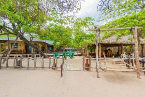 um resort com um parque infantil na praia em Casa Yosi, Beach Front Piece of Heaven em San Juan del Sur