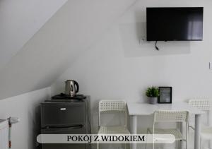 Televízia a/alebo spoločenská miestnosť v ubytovaní Michałówka Pokoje i Domki