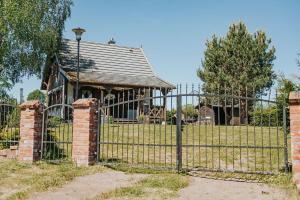 an old gate in front of a house at Rajski Domek nad Jeziorem Radacz in Borne Sulinowo