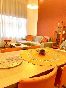 een woonkamer met een tafel met een paraplu erop bij ORANGE Pearl Apartment 3 rooms near the Danube in Boedapest