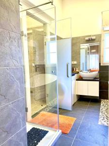 een badkamer met een douche en een wastafel bij ORANGE Pearl Apartment 3 rooms near the Danube in Boedapest