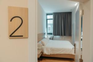 1 dormitorio con 1 cama y una puerta con el número 2 en Mouritz Rooms, en Negreira 8 fotos más