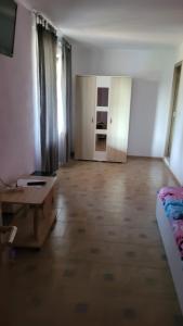 TV a/nebo společenská místnost v ubytování Casa Luminița