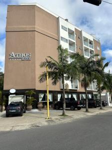 aania Hotel mit Palmen vor einem Gebäude in der Unterkunft Athos Hotel in Teresópolis