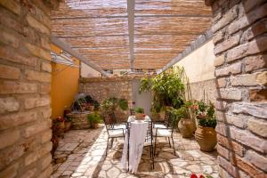 Patio alebo iná vonkajšia časť ubytovania Pithari House