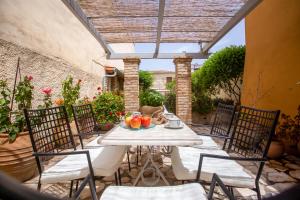 Patio alebo iná vonkajšia časť ubytovania Pithari House