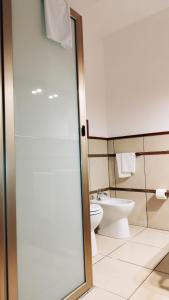 Hotel Nicolaj في بولينيانو آ ماري: حمام مع مرحاض ومغسلة