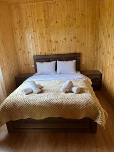 1 dormitorio con 1 cama con 2 toallas en Mtis guli, en Bangveti