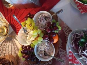 een tafel met twee schalen voedsel en druiven bij Penzión Heléné in Veľký Meder