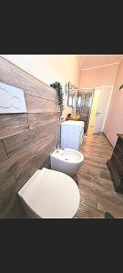 een badkamer met 2 toiletten en 2 wastafels bij B&B La Stazione in Cremona
