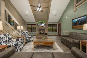 Χώρος καθιστικού στο Smoky Pines Chalet