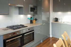 Dapur atau dapur kecil di Sunnybank House in North Epsom