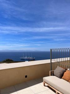 博尼法喬的住宿－桑塔特瑞薩酒店，享有大海和船只美景的阳台