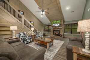 Χώρος καθιστικού στο Smoky Pines Chalet